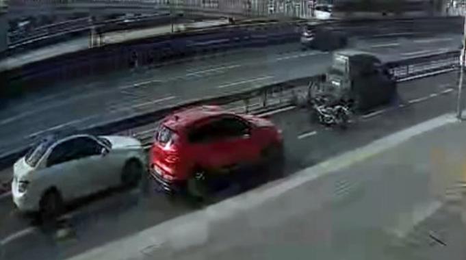 İstanbul'da gaza basan motosikletli otomobile çarptı