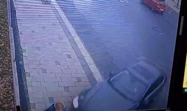 İstanbul'da kaldırımda yürürken araba çarptı