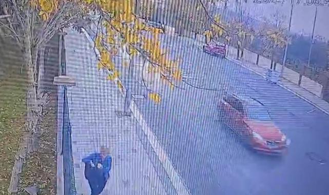 İstanbul'da kaldırımda yürürken araba çarptı