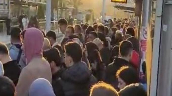 İstanbul'da toplu ulaşım çilesi: Tramvay duraklarında yoğunluk yaşandı