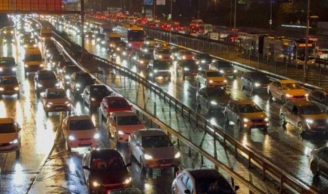 İstanbul'da trafik yoğunluğu yaşanıyor