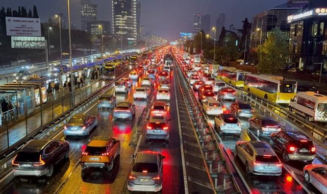 İstanbul'da trafik yoğunluğu yaşanıyor