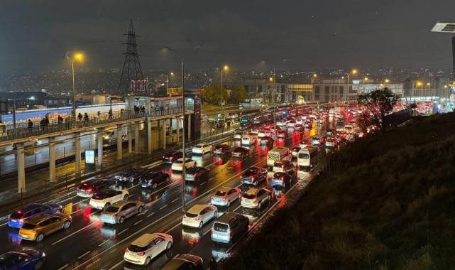 İstanbul'da trafik yoğunluğu yaşanıyor