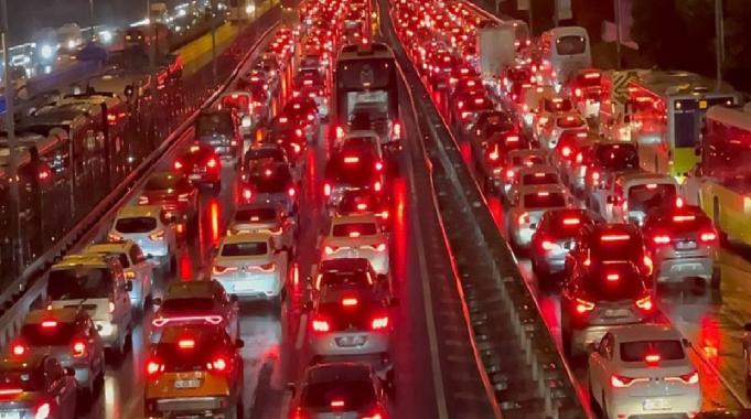 İstanbul&#039;da trafik yoğunluğu yaşanıyor