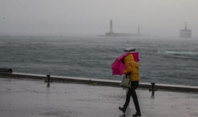 İstanbul'u fırtına vurdu: Deniz ve hava trafiği olumsuz etkilendi