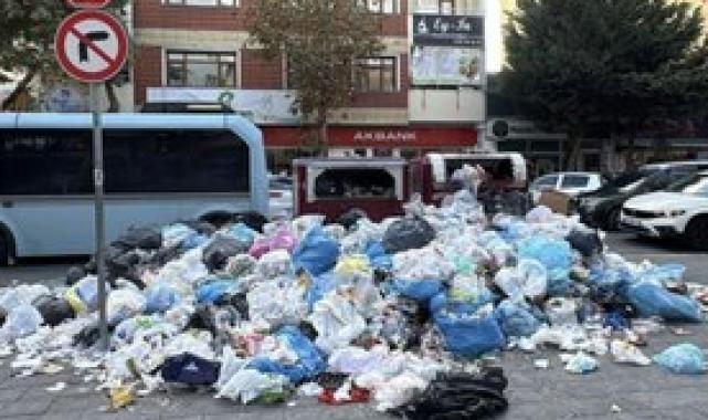 İzmir Buca'da caddeler çöpten geçilmiyor