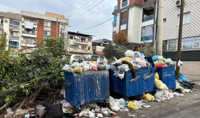 İzmir Buca'da caddeler çöpten geçilmiyor