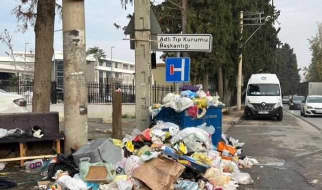 İzmir Buca'da caddeler çöpten geçilmiyor