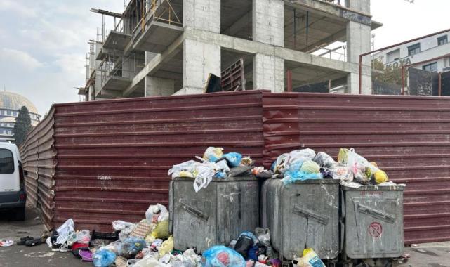 İzmir Buca'da caddeler çöpten geçilmiyor