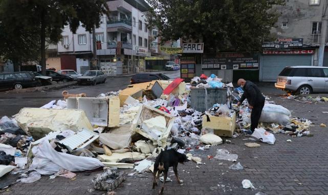 İzmir Buca'da sokaklar çöp yığınlarıyla doldu