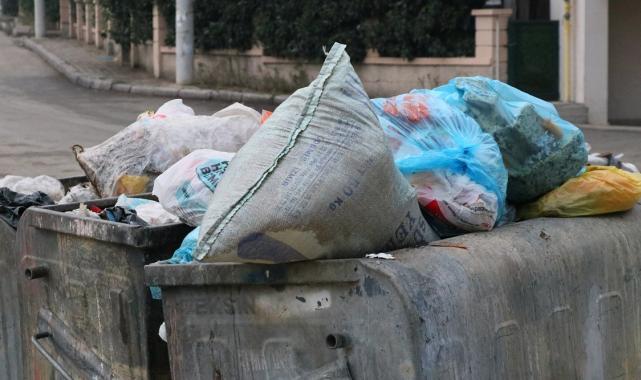 İzmir Buca'da sokaklar çöp yığınlarıyla doldu