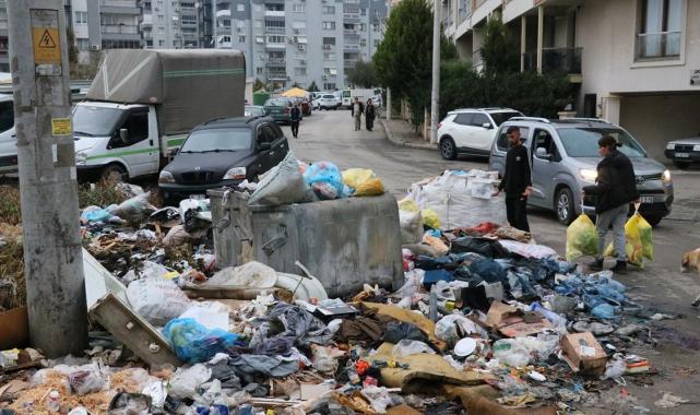 İzmir Buca'da sokaklar çöp yığınlarıyla doldu