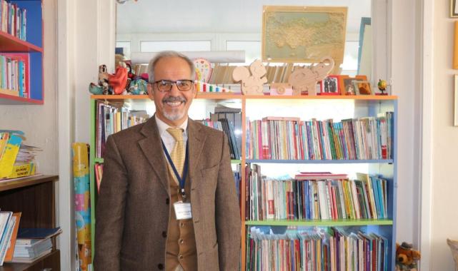 İzmir'de öğretmen, tedavi gören çocukları yalnız bırakmıyor