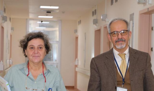 İzmir'de öğretmen, tedavi gören çocukları yalnız bırakmıyor