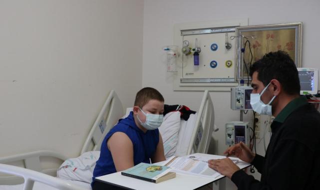 İzmir'de öğretmen, tedavi gören çocukları yalnız bırakmıyor