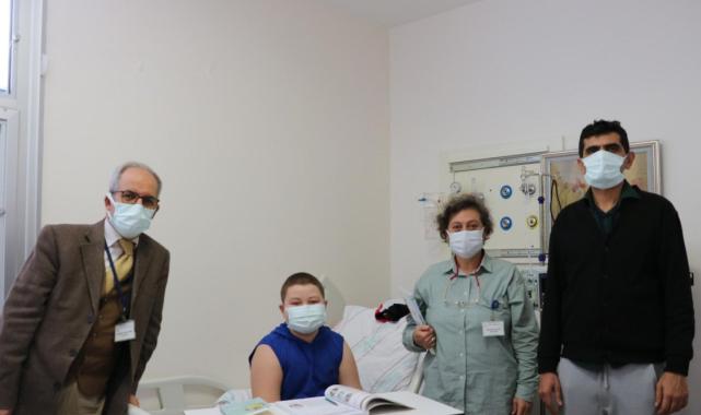 İzmir'de öğretmen, tedavi gören çocukları yalnız bırakmıyor