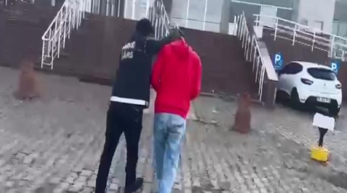 Kars&#039;ta uyuşturucu kuryesini ayakkabıları ele verdi