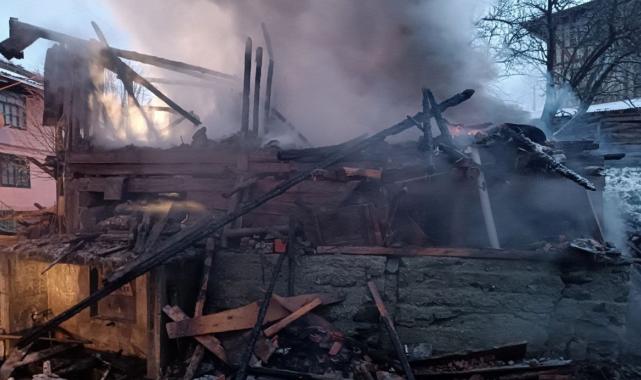 Kastamonu'da ev yangını: Baba ve engelli çocuğu kayıp