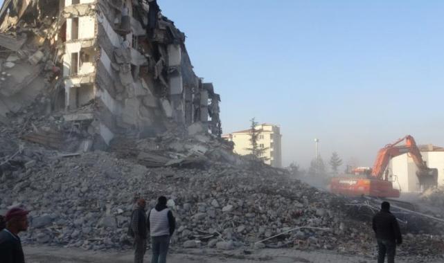 Malatya'da 5 katlı bina korna sesi ile yıkıldı