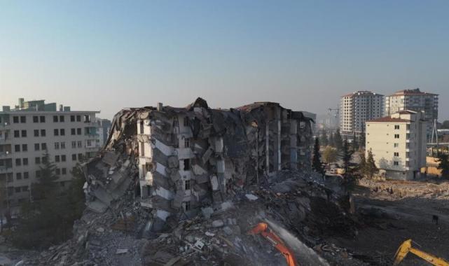 Malatya'da 5 katlı bina korna sesi ile yıkıldı