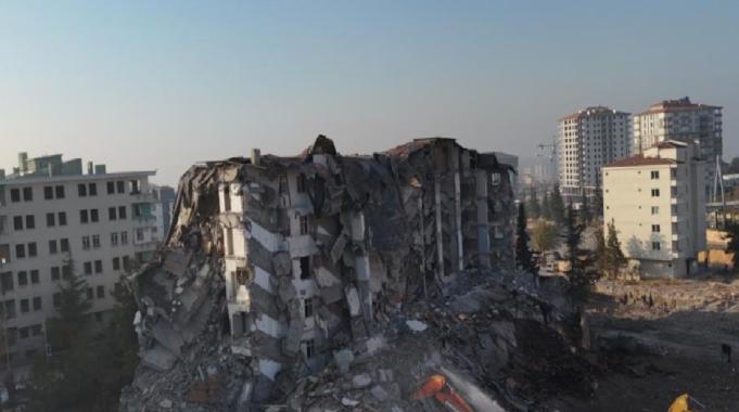 Malatya'da 5 katlı bina korna sesi ile yıkıldı