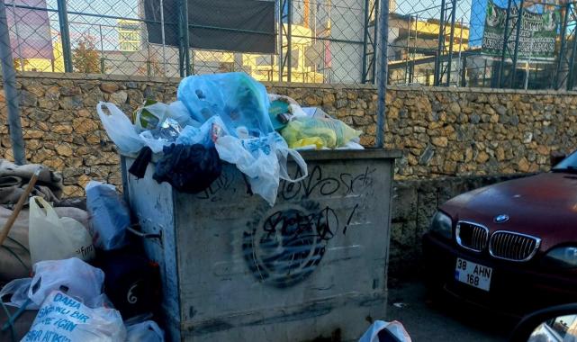 Maltepe'de çöp dağları: Belediye çöpleri toplamıyor