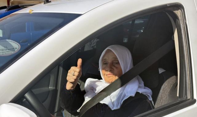 Mardin'de 76 yaşındaki Müzeyyen Teyze ehliyetini aldı