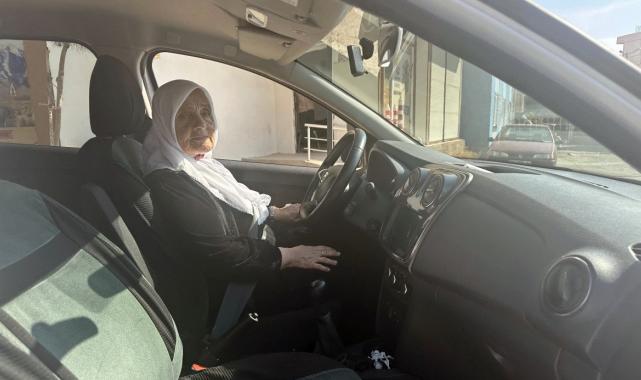 Mardin'de 76 yaşındaki Müzeyyen Teyze ehliyetini aldı