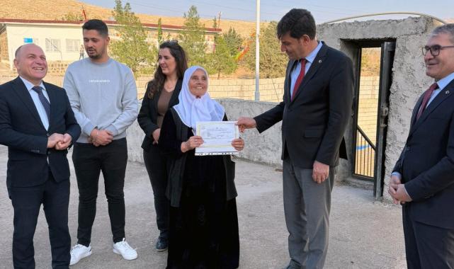 Mardin'de 76 yaşındaki Müzeyyen Teyze ehliyetini aldı