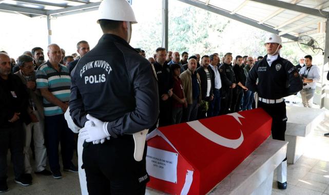Mardin'de geçirdiği kalp krizi sonrası yaşamını yitiren polis memuru Erol Koyun'a yürek burkan veda