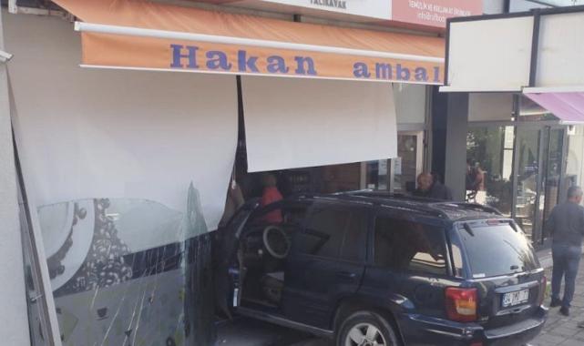 Muğla'daki kazada cip mağazaya daldı