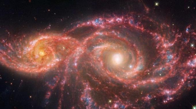 NASA kanlı gözlere benzeyen iki galaksiyi görüntüledi