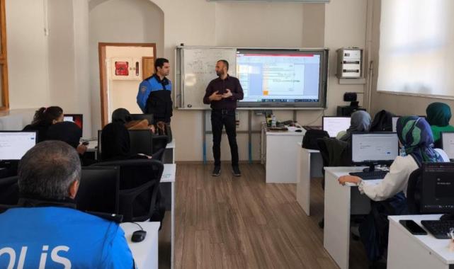 Niğde'de vatandaşlar dolandırıcılara karşı bilgilendirildi