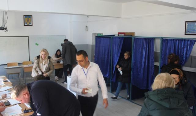 Romanya’da halk cumhurbaşkanlığı seçimi için sandık başında