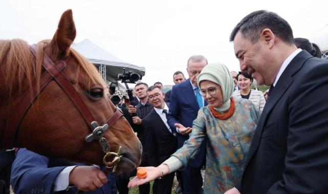 Sadır Caparov, Cumhurbaşkanı Erdoğan'a at hediye etti