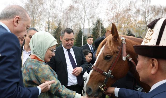 Sadır Caparov, Cumhurbaşkanı Erdoğan'a at hediye etti