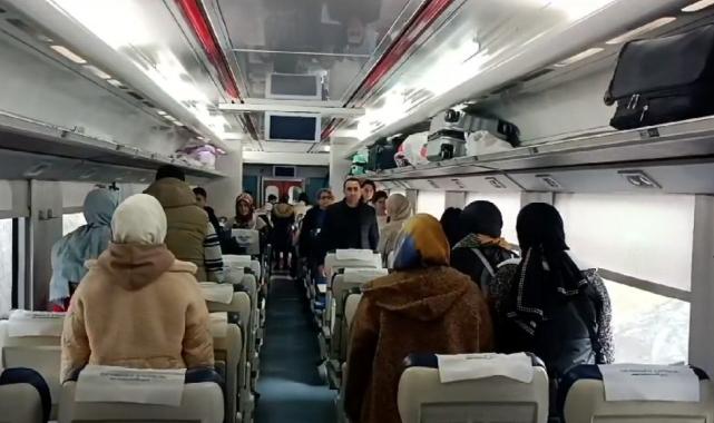 Samsun-Sivas seferini yapan tren 09.05’te durdu, yolcular saygı duruşunda bulundu
