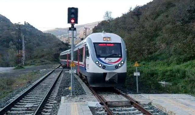 Samsun-Sivas seferini yapan tren 09.05’te durdu, yolcular saygı duruşunda bulundu