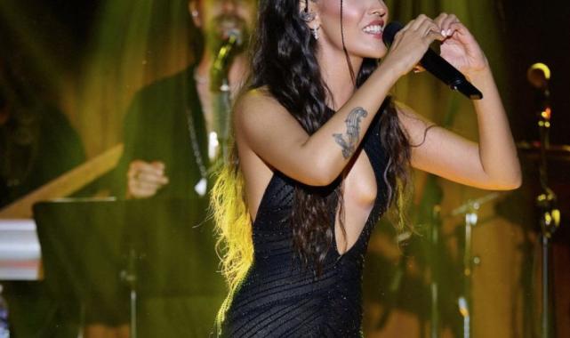 Şarkıcı Hande Ünsal transparan tulumunun kurbanı oldu! Tarzına yorum yağdı