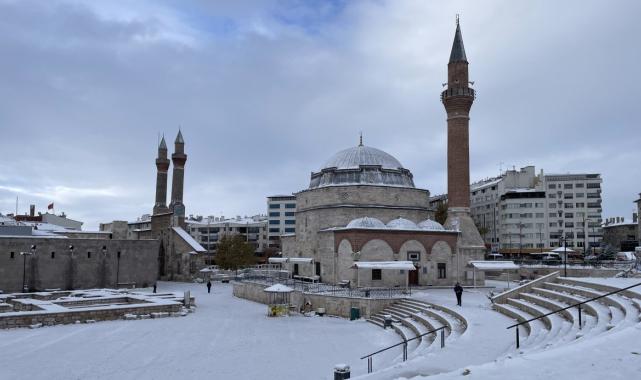 Sivas'ta 906 yerleşim yerinin yolu ulaşıma kapandı