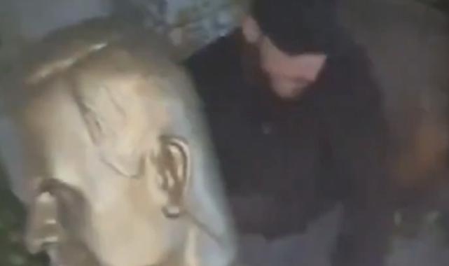 Suriye'de muhalifler Hafız Esad'ın heykellerini yıkıyor