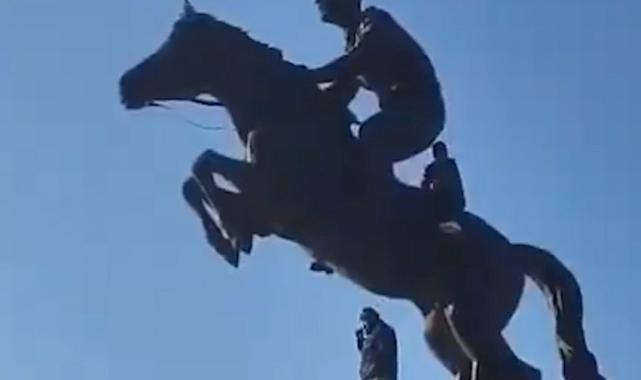 Suriye'de muhalifler Hafız Esad'ın heykellerini yıkıyor