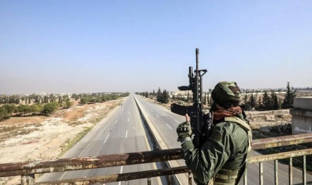 Suriye'de Serakib'i ele geçiren muhalifler, binalara Türk bayrağı astı