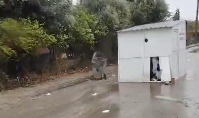 Adana'da kuvvetli rüzgar ekmek büfesini yerinden söktü