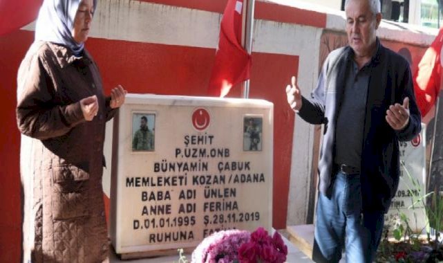 Adana'da şehit babası oğlunun kabrinin başından bir gün olsun ayrılmıyor