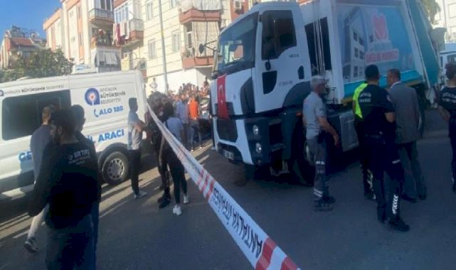 Antalya'da bisikletinden düşen çocuk çöp kamyonunun altında kaldı