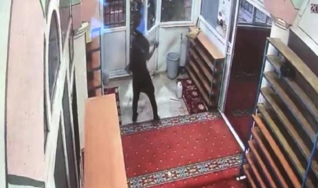Antalya'da müezzine saldırı anı