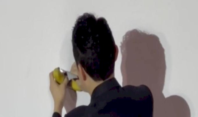 Çinli girişimci aldığı 6.2 milyon dolarlık "muz eserini" düzenlediği basın toplantısında yedi