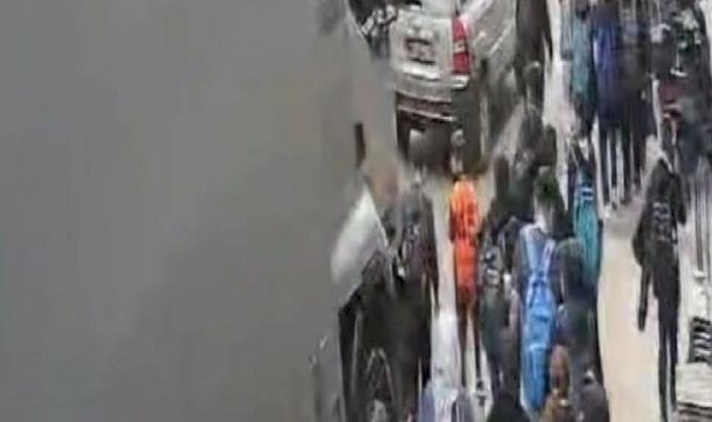 Denizli'de ilkokul öğrencisi kamyonun altında kalmaktan saniyelerle kurtuldu