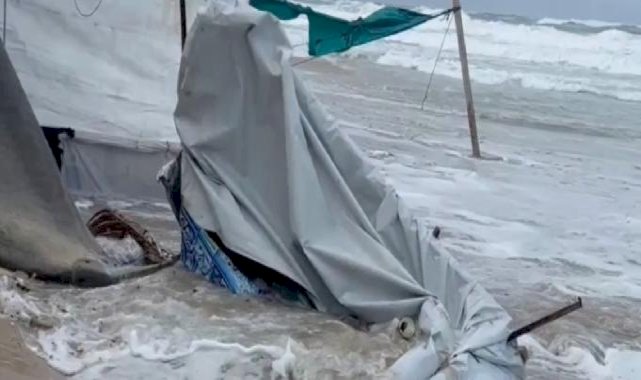 Gazze'de Filistinlilerin çadırları denize sürüklendi